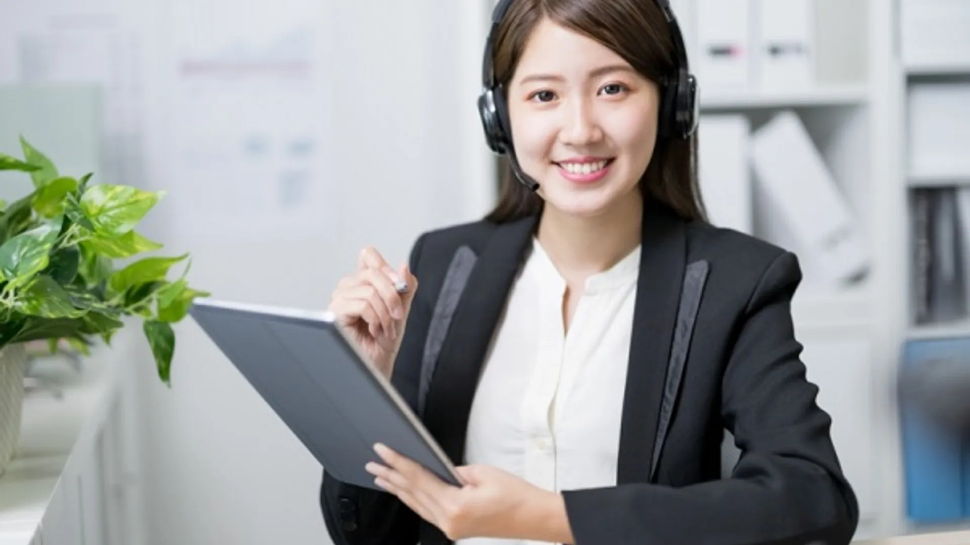 Hình ảnh hỗ trợ khách hàng và các câu hỏi thường gặp về iwin